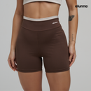 SHORT FITNESS FEMININO MARROM COM CÓS EM RECORTE BRANCO