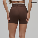 SHORT FITNESS FEMININO MARROM COM CÓS EM RECORTE BRANCO