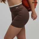 SHORT FITNESS FEMININO MARROM COM CÓS EM RECORTE BRANCO